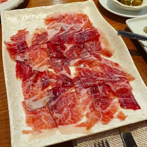 Assiette rectangulaire mélamine marbre blanc avec jambon fumé