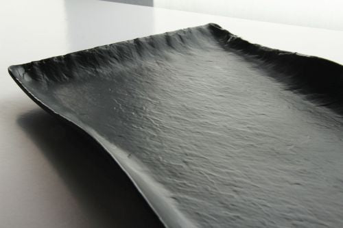 Assiette mélamine noire avec bord ondulé