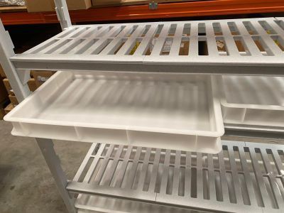 Bacs de rétention sur rayonnage alimentaire