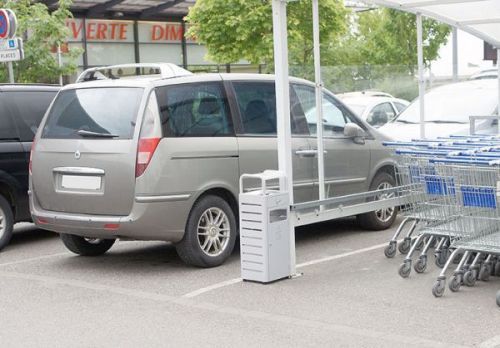 Cendrier sur poubelle extérieure dans un parking de supermarché