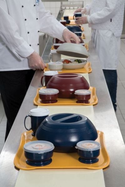 Chaîne de plateaux de distribution de repas