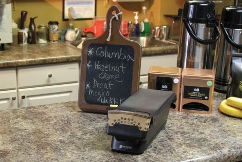 Distributeur hygiénique de manchons pour café