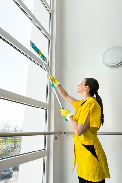 Nettoyage des parois inox des ascenseurs en hôtel