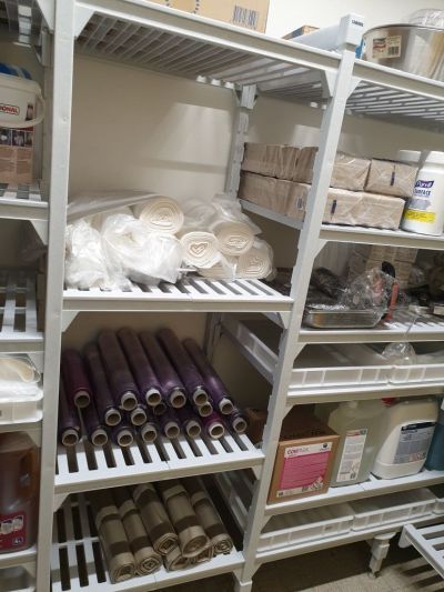 Rayonnage alimentaire avec rétention