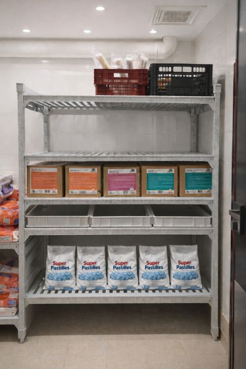 Rayonnage alimentaire avec une rangée de bacs de rétention