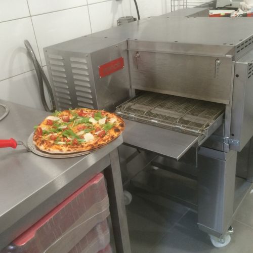Four à pizzas convoyeur Zanolli en fonctionnement